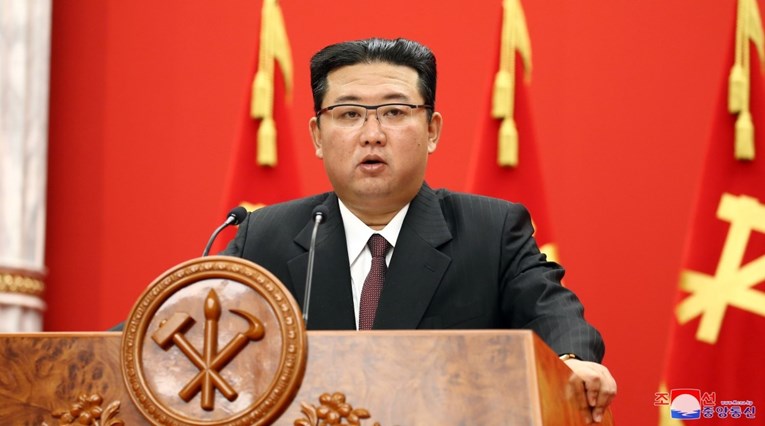 Kim Jong-un prošetao crvenim tepihom u sandalama. Analitičari nagađaju što to znači