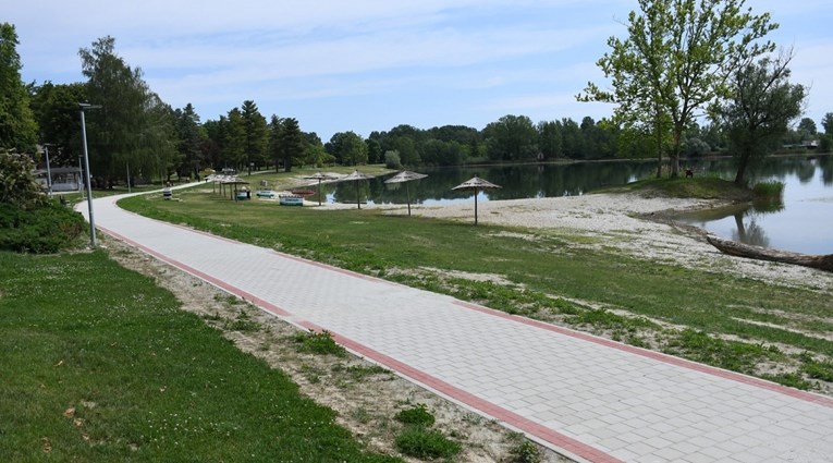 Muškarac (72) se pred grupom djevojaka samozadovoljavao na jezeru kod Koprivnice