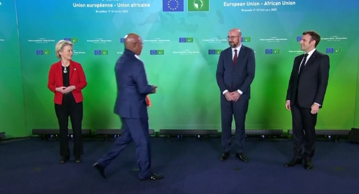 Ministar Ugande prošao pored Ursule von der Leyen kao da je nema, pogledajte