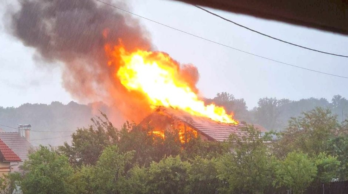 VIDEO Grom udario u kuću kod Karlovca. Došlo do eksplozija, ozlijeđen vatrogasac