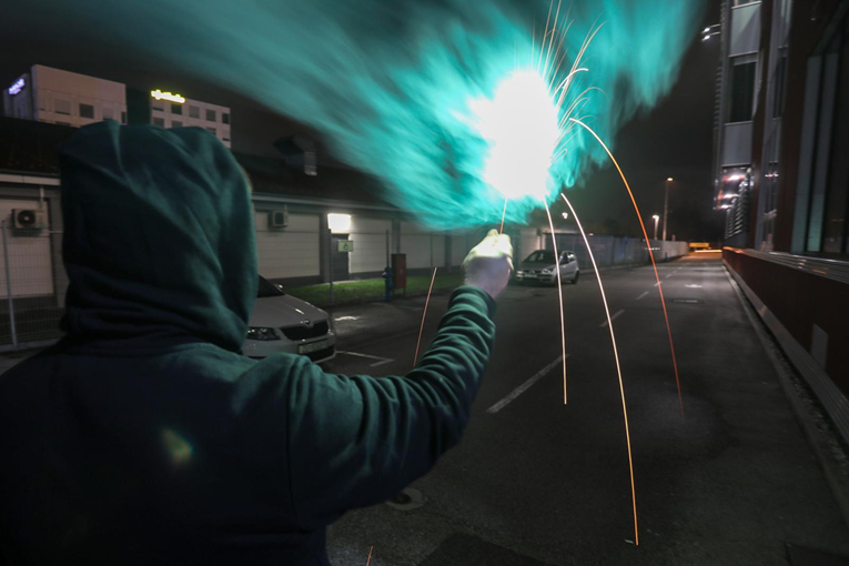 Ženu udario šakom u glavu nasred ulice u Bjelovaru jer mu je prigovorila zbog petardi