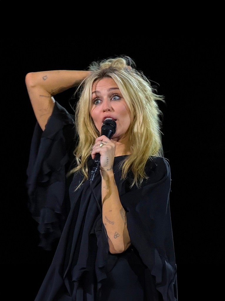 Miley Cyrus nosi maskaru koja košta manje od 10 eura (ima je kod nas)
