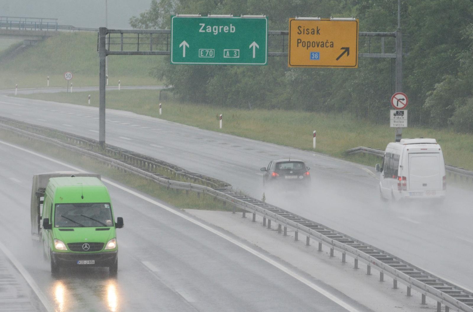 Ceste su ponegdje vlažne i skliske, moguća i poledica
