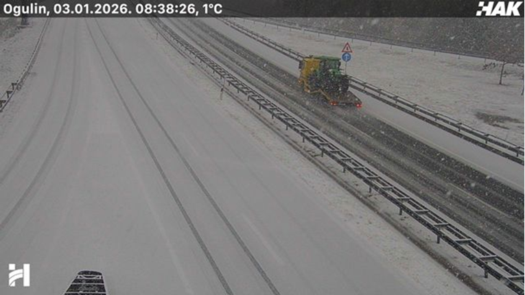 Kolnici mokri i skliski, u unutrašnjosti i gorju mjestimice snijeg. Prometna na A1