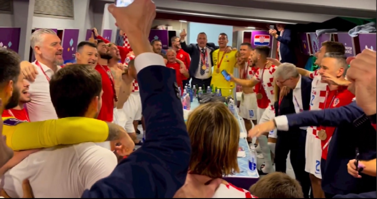 VIDEO Hrvatski igrači u svlačionici pjevali Nije u šoldima sve