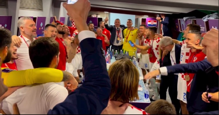 Pogledajte kako su hrvatski igrači u svlačionici proslavili broncu