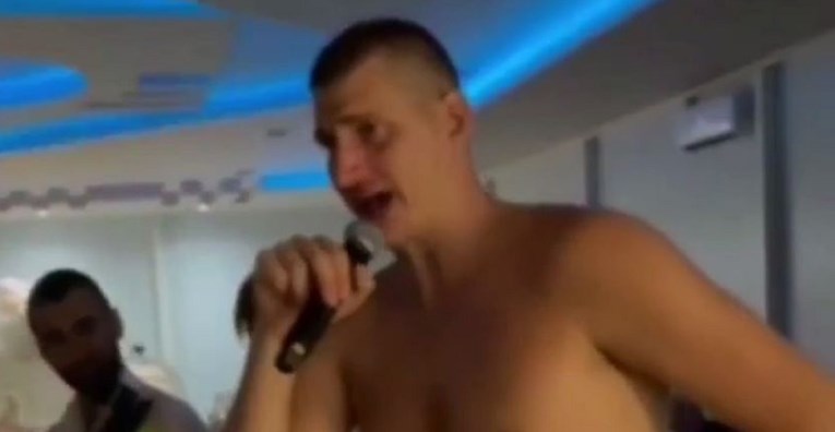 Jokić se skinuo do pasa i okružen orkestrom zapjevao: "Ja sam Jovicu šarala, varala"