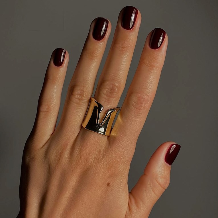 Nokti u boji pinot noira: Najpopularnija zimska manikura