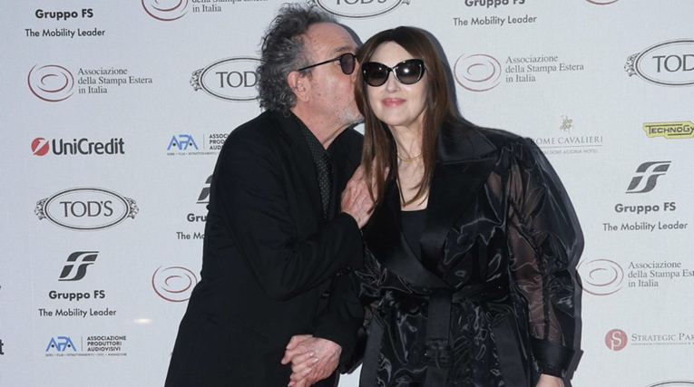 Monica Bellucci i Tim Burton privukli pažnju na crvenom tepihu, držali su se za ruke