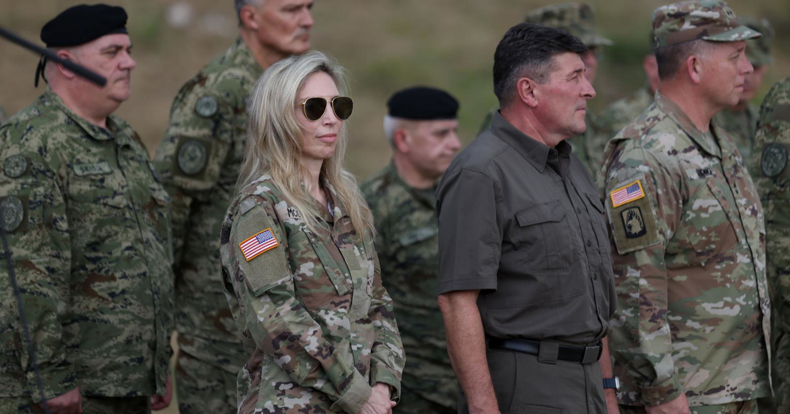 Američka veleposlanica služila obroke vojnicima u Slunju