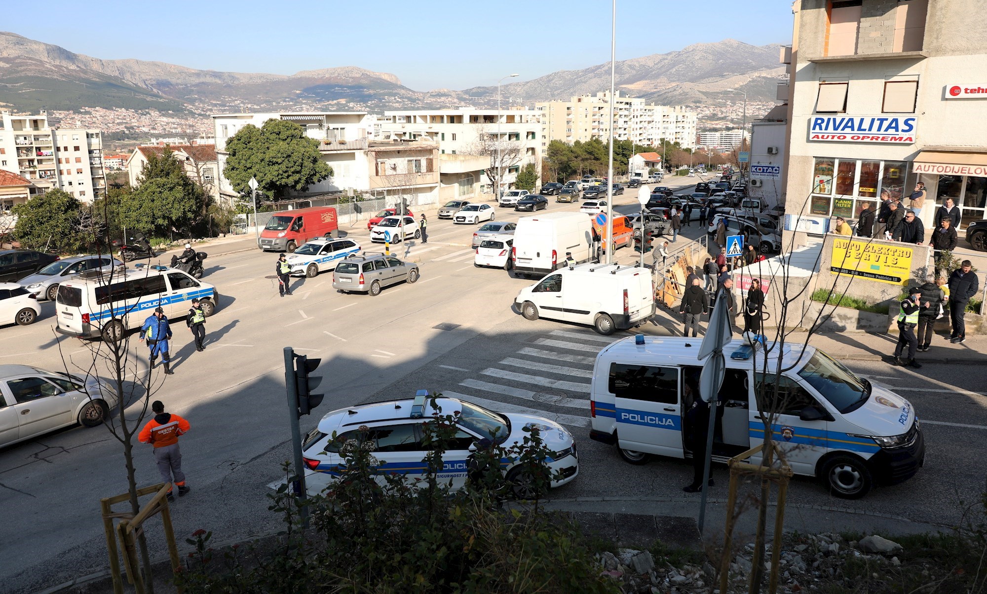 Kombi u Splitu se sam pokrenuo i naletio na djecu koja su bila s učiteljicom