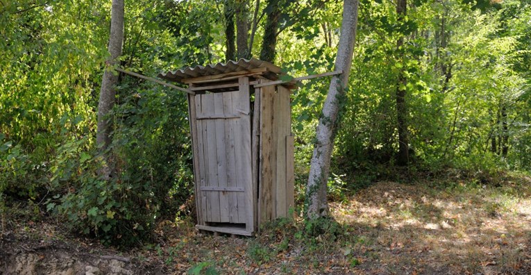 Nakon prabakine smrti, u poljskom WC-u otkrili stravičnu tajnu staru 30 godina