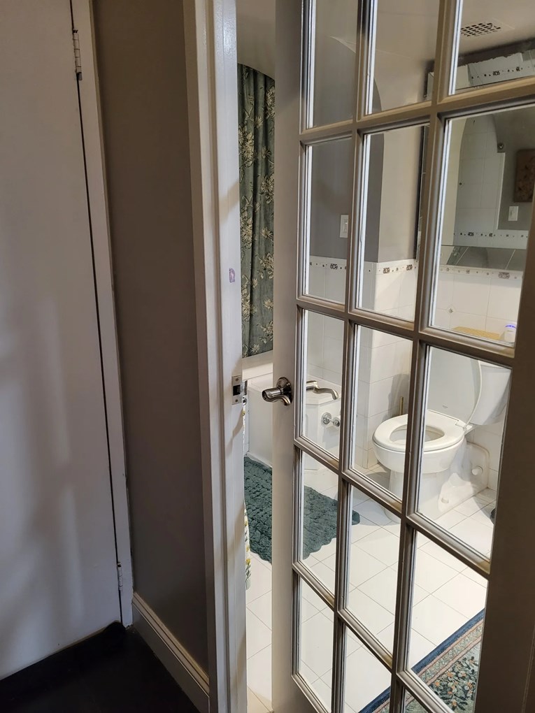 Podstanari uselili u novi dom sa zbunjujućim dizajnom kupaonice