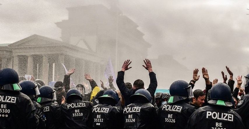 Neredi u Berlinu, policija privela 365 prosvjednika protiv mjera