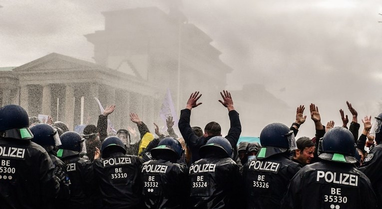 Neredi u Berlinu, uhićeno 365 prosvjednika protiv mjera, ozlijeđeno 10 policajaca