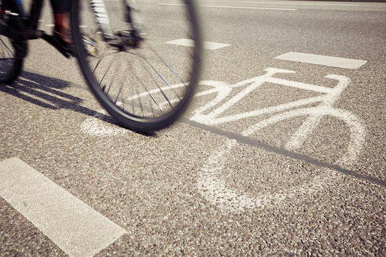 Žena u Varaždinu pala s bicikla, tužit će Grad