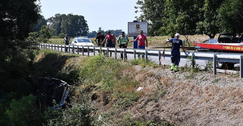 VIDEO Teška prometna nesreća u Slavoniji. Poginula dva mladića, trojica ozlijeđena