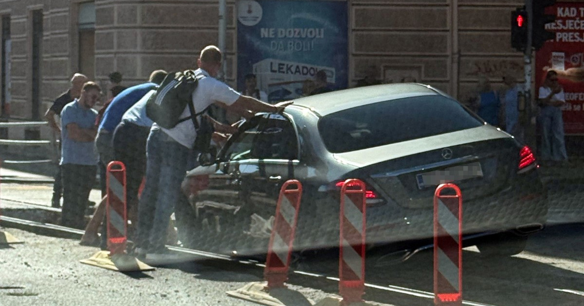VIDEO Mercedes upao u raskopane tračnice na Kvatriću