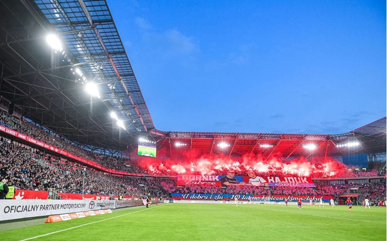 Upalilo se stotinjak baklji. Pogledajte koreografiju u čast Torcidi 1100 km od Splita