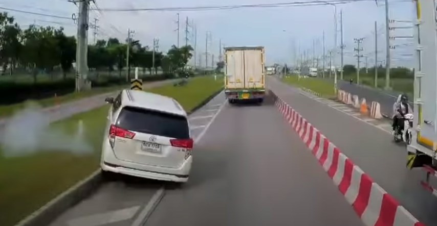 VIDEO Pokušao se ugurati ispred kamiona, pa završio u stupu, traži se krivac