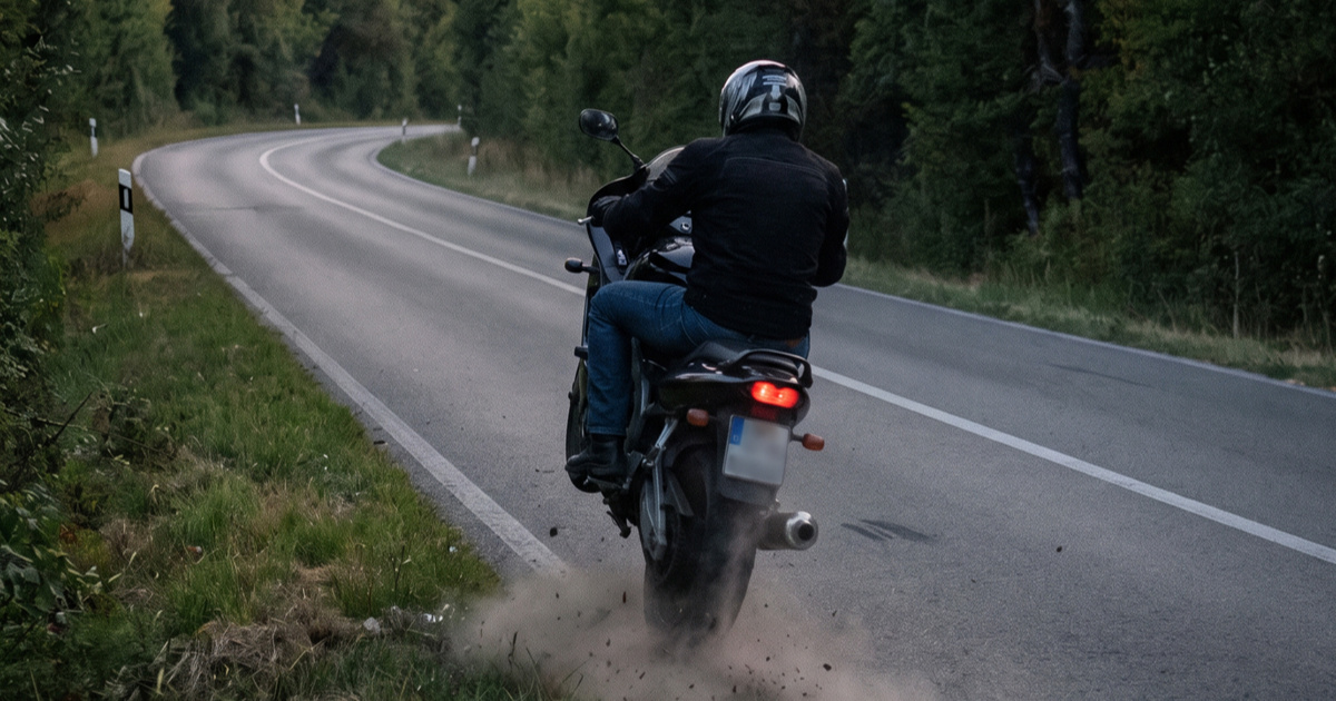 Vozio motor na stražnjem kotaču, sletio s ceste i teško se ozlijedio