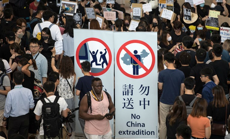 Prosvjednici u Hong Kongu zauzeli zračnu luku