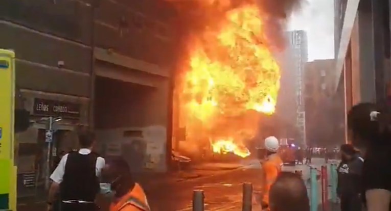Veliki požar na nadvožnjaku u Londonu, pogledajte snimke