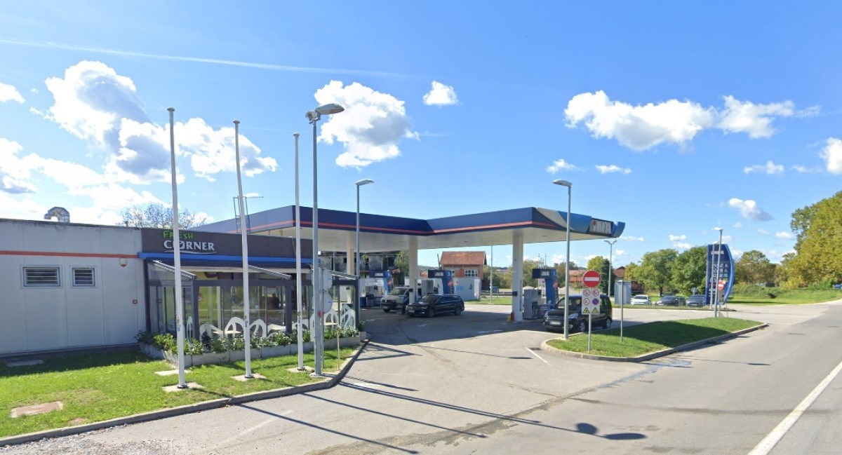 Pijan na benzinskoj u Petrinji pokazivao pištolj pa upucao mladića