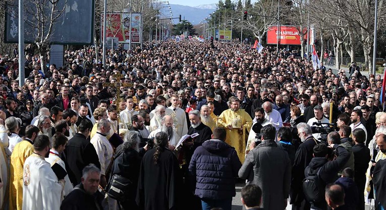 U Podgorici tisuće prosvjeduju protiv crnogorskog zakona o vjerskim zajednicama