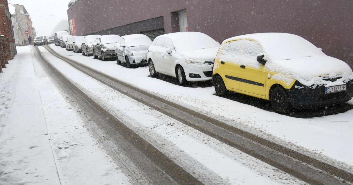 Znate li da možete biti kažnjeni ako ne očistite snijeg s auta?