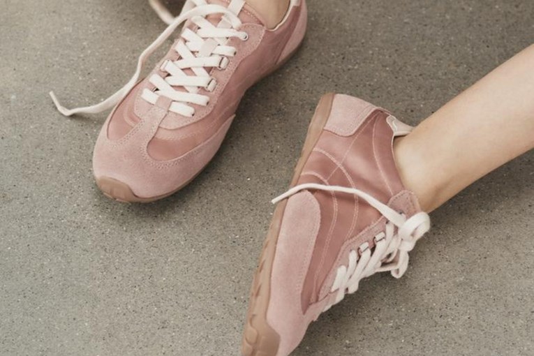 Minimalističke tenisice: Glavni trend obuće za 2026. godinu