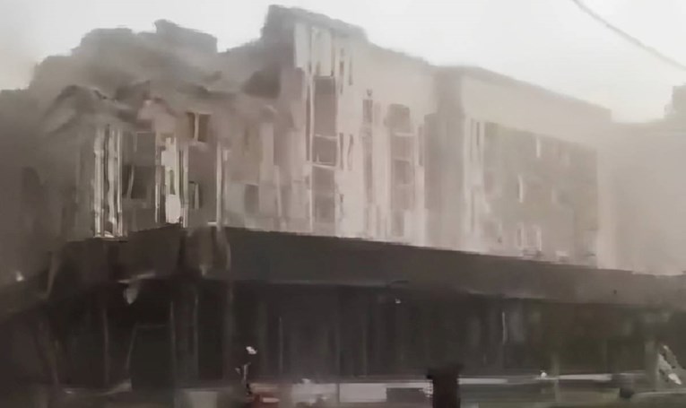 U Pokrovsku raketirana zgrada s 200 stanara: "Plamen mi je ispunio oči"