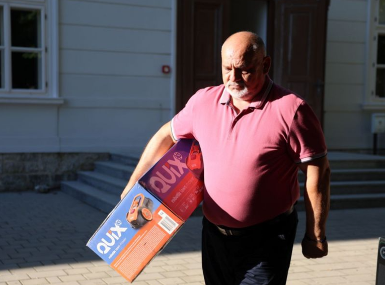 Gradonačelnik Dugog Sela sam sebi dao nagradu za najljepšu okućnicu