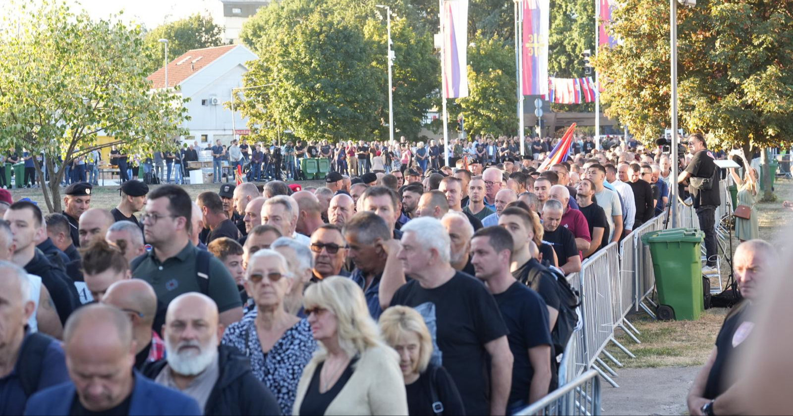 FOTO Tisuće ljudi u Beogradu čekaju u redu pred Mladićevim lijesom