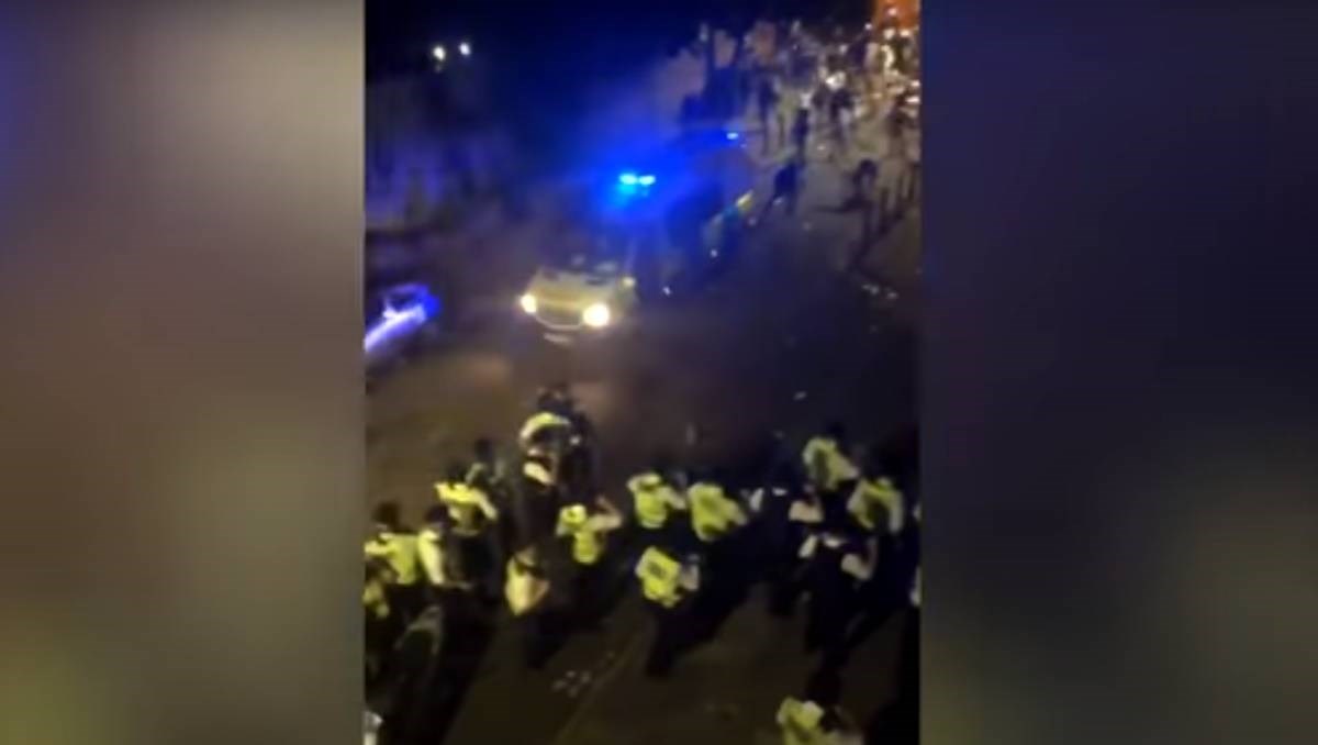 VIDEO U Londonu ozlijeđeno 15 policajaca, napali ih sudionici ulične zabave