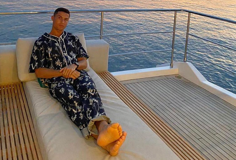 Ronaldo na jahti pozirao u pidžami, navijači ga pitali: Je li to dres Manchestera?