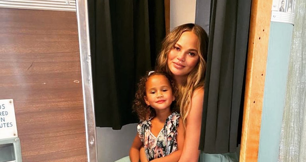 Mnoge rasplakala snimka kćeri Chrissy Teigen koja razgovara s bratovim pepelom