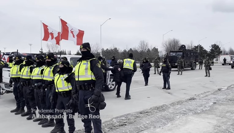 VIDEO Ovako je policija razbila blokadu na glavnom graničnom prijelazu Kanade i SAD-a