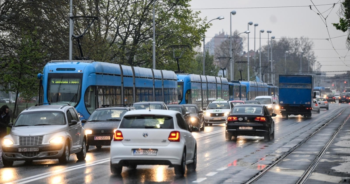 Čovjek pao u tramvaju i teško se ozlijedio, prebačen u bolnicu