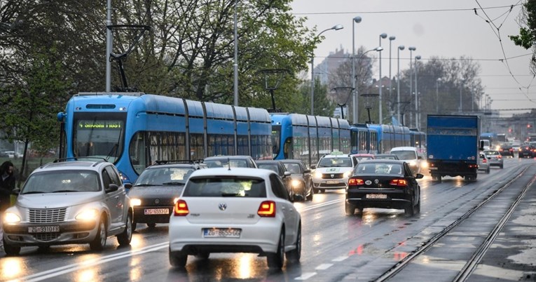 Tramvaj naglo zakočio na Maksimirskoj, 60-godišnjak pao i zadobio teške ozljede