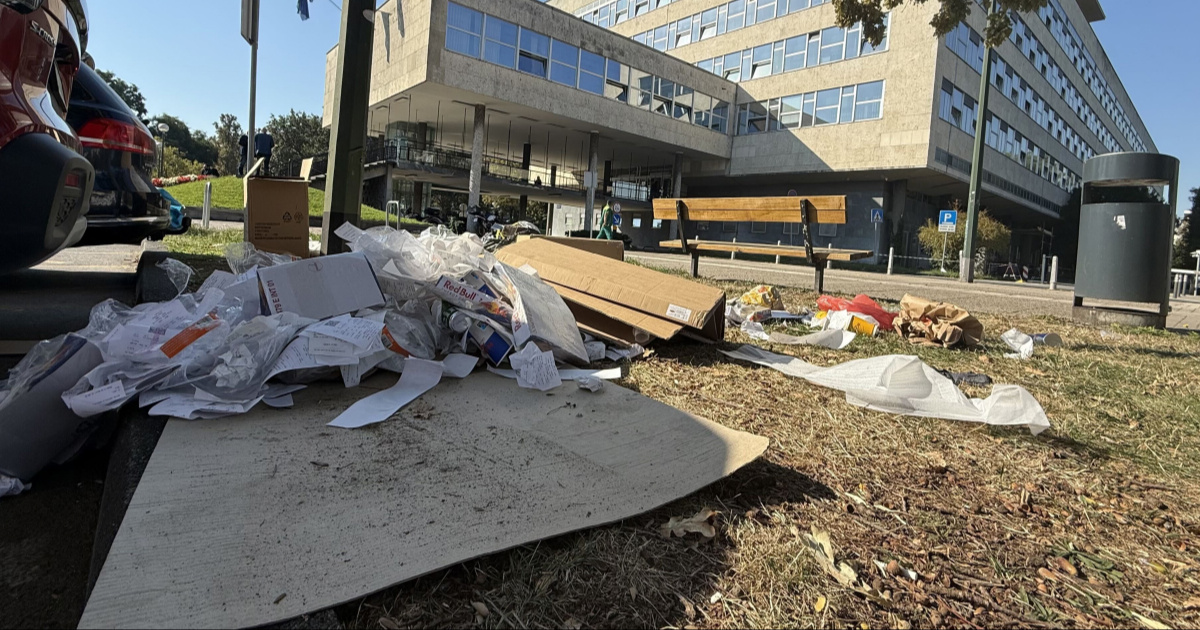 FOTO Pogledajte smeće oko zgrade Grada Zagreba. Radnici Čistoće sjede na igralištu