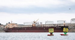 Greenpeace prosvjedovao u Omišlju zbog uvoza ruske nafte. U kajacima istaknuli poruku