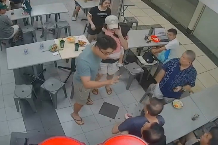 Čovjek (73) potapšao djevojčicu po glavi u Singapuru, njezin otac ga bacio na pod