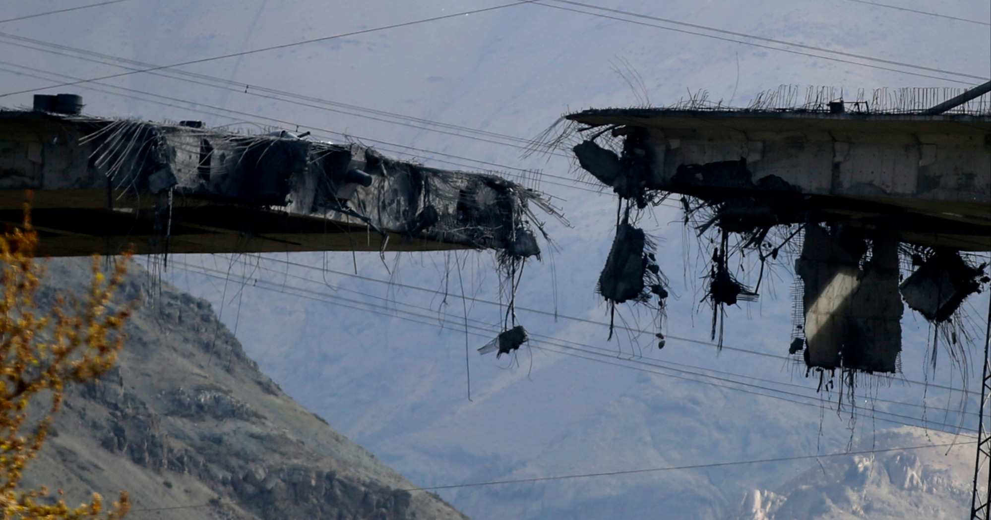 FOTO Porastao broj mrtvih u napadu na najviši most u Iranu