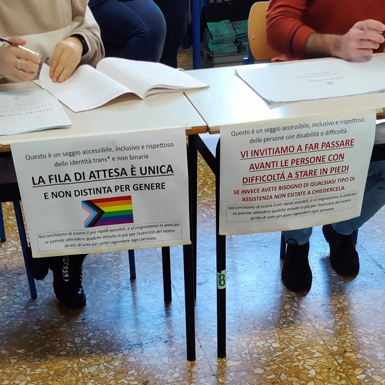 U Italiji prvi put u povijesti žene i muškarci čekali u istom redu za glasanje