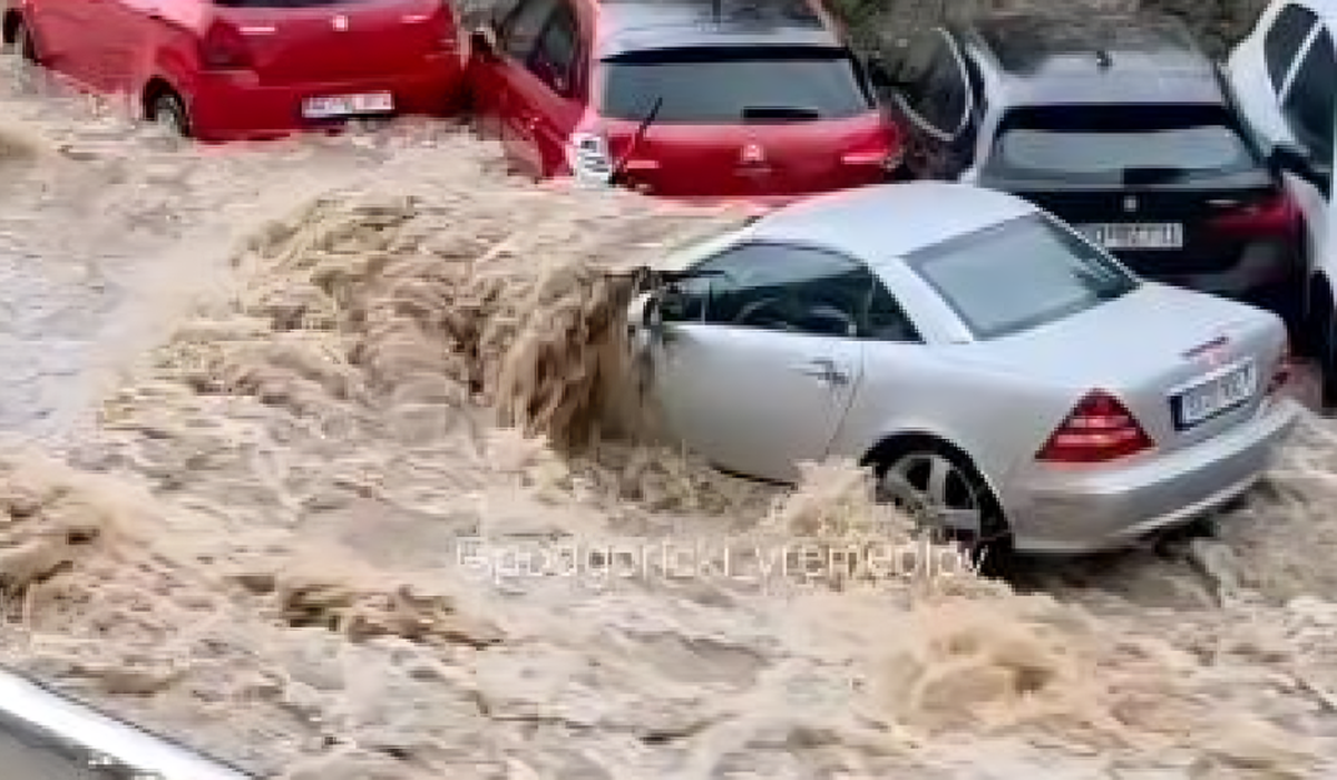 VIDEO Obilna kiša u Budvi. Poplavljeni deseci automobila