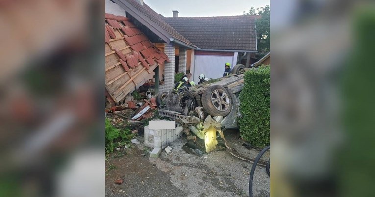 FOTO Auto na krovu nakon ulijetanja u dvorište. Vatrogasci izvukli vozača