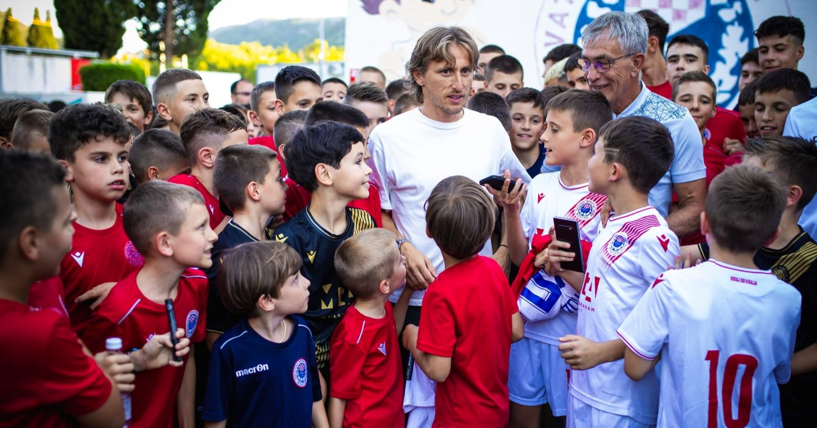 Modrić Stigao U Mostar Na Premijeru Filma O Zrinjskom, Nastala Euforija ...