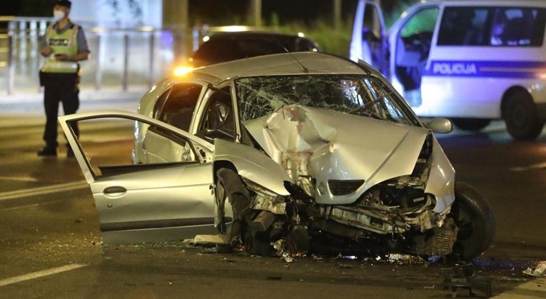VIDEO Teška nesreća u Zagrebu, auto udario u stup, jedna osoba poginula