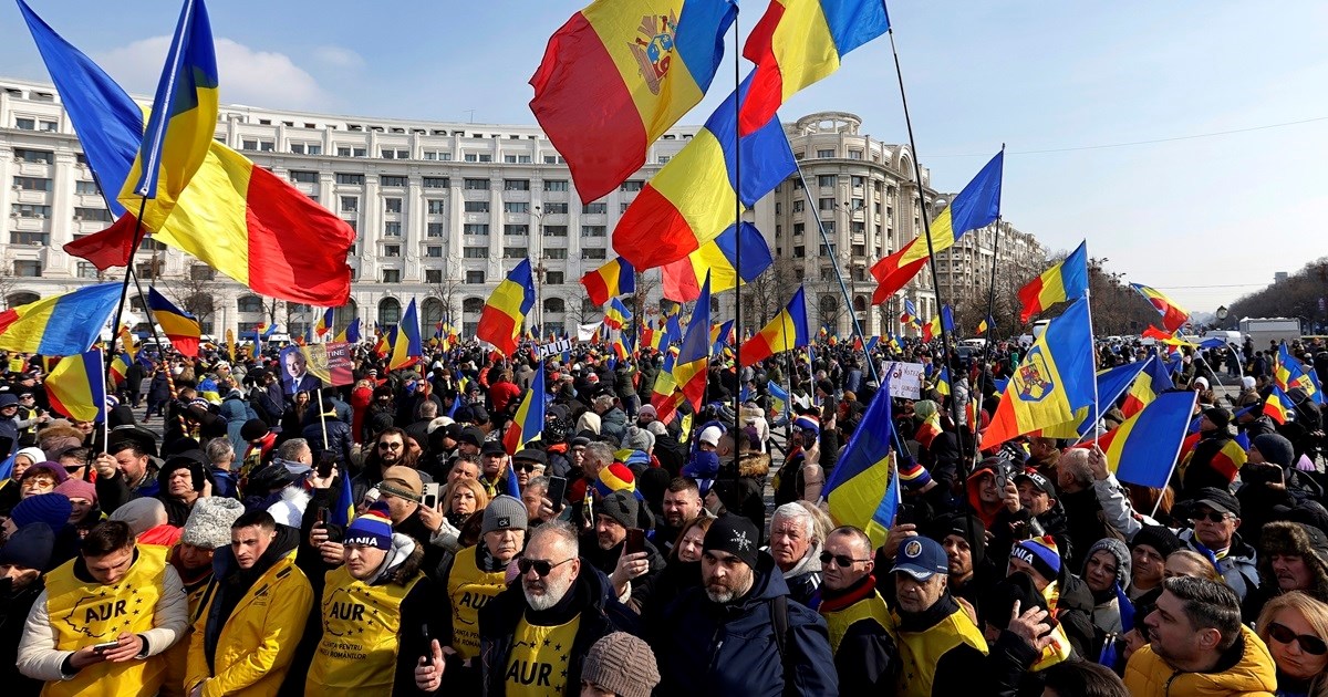 Tisuće prosvjednika na ulicama Bukurešta. Poruka na transparentu: Hvala, JD Vance
